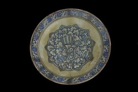 Plat à la main sur un polylobe fleuri, image 5/6