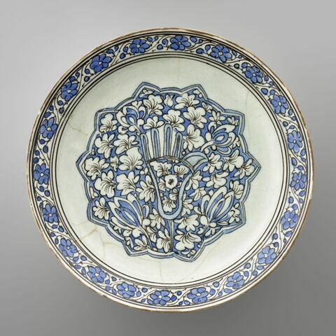 Plat à la main sur un polylobe fleuri, image 1/6