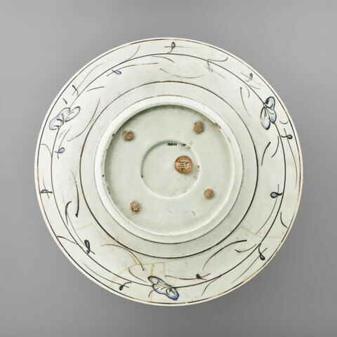 Plat à la main sur un polylobe fleuri, image 2/6