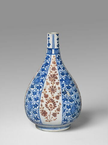 Bouteille à décor de rinceaux, image 2/3