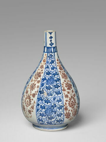 Bouteille à décor de rinceaux, image 1/3