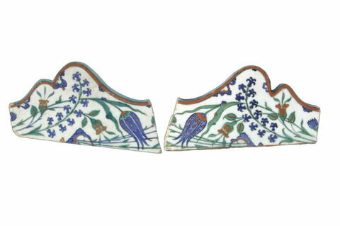 Fragment d'écoinçon  à liseré rouge et  décor de quatre fleurs, image 1/2