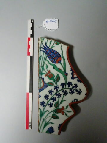 Fragment d'écoinçon  à liseré rouge et  décor de quatre fleurs, image 2/2