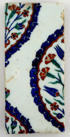 Fragment d'un carreau à décor de mandorles meublé d'un bouquet quatre fleurs, image 1/3