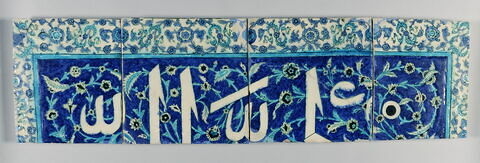 Carreau à inscription et rinceaux enroulés sur fond bleu. Bordure à rinceaux fleuris et agrafes de nuages, image 2/3
