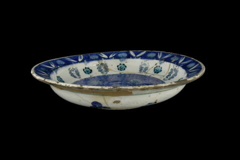 Plat au fond écailleux parsemé de fleurettes, image 5/6