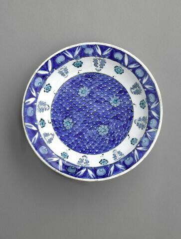 Plat au fond écailleux parsemé de fleurettes, image 1/6