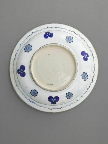 Plat au fond écailleux parsemé de fleurettes, image 2/6