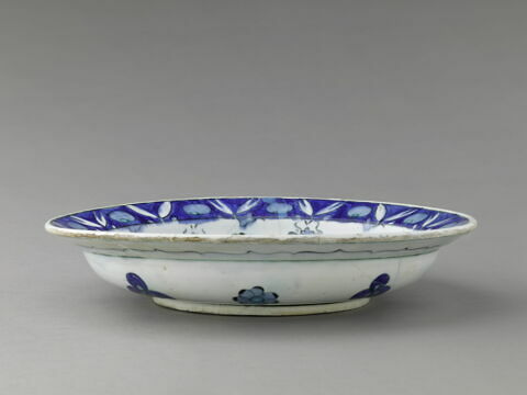 Plat au fond écailleux parsemé de fleurettes, image 3/6