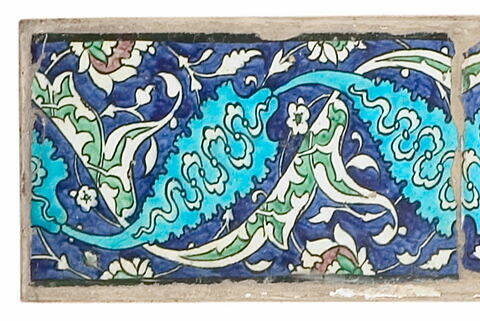 Carreau de frise aux longues feuilles dentelées et aux fleurons rumis, image 3/3