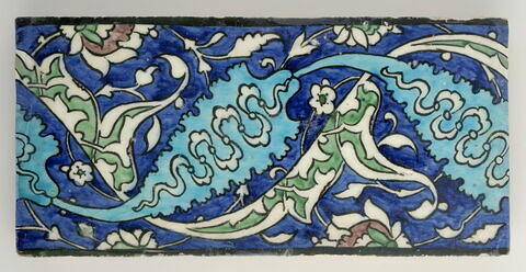 Carreau de frise aux longues feuilles dentelées et aux fleurons rumis, image 1/3