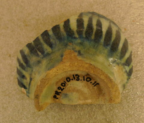 Fragment de fond de vaisselle, image 2/2