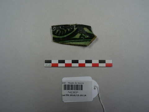 Fragment de paroi de vaisselle, image 1/2