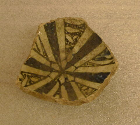 Fragment de fond de vaisselle, image 1/1