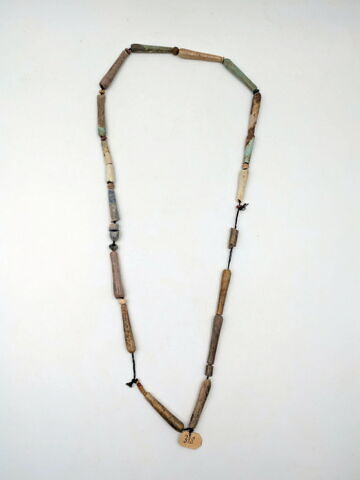 collier ; perle tubulaire ; perle ronde