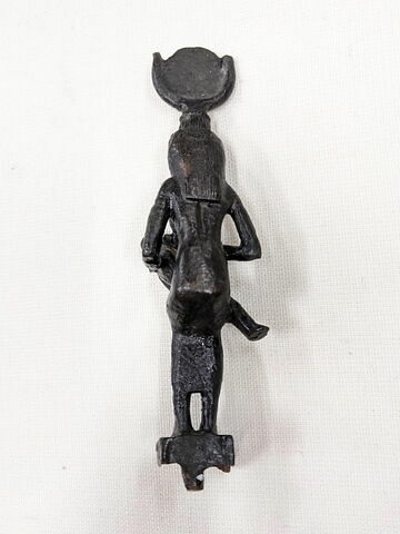 figurine d'Isis allaitant, image 2/4