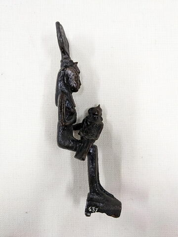 figurine d'Isis allaitant, image 3/4