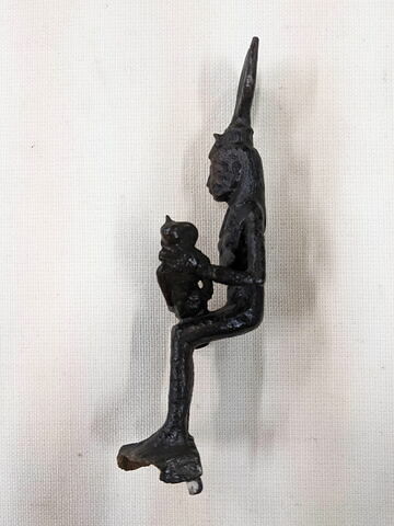 figurine d'Isis allaitant, image 4/4