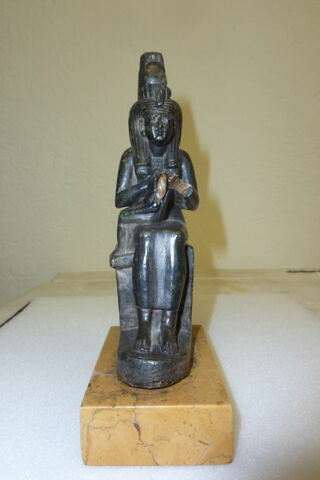 figurine d'Isis allaitant, image 1/8