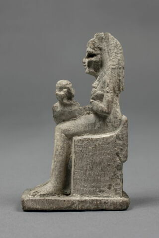 figurine d'Isis allaitant, image 3/4