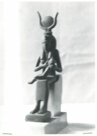 figurine d'Isis allaitant