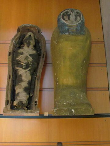 cercueil miniature ; pseudo-momie ; boule magique ; figurine