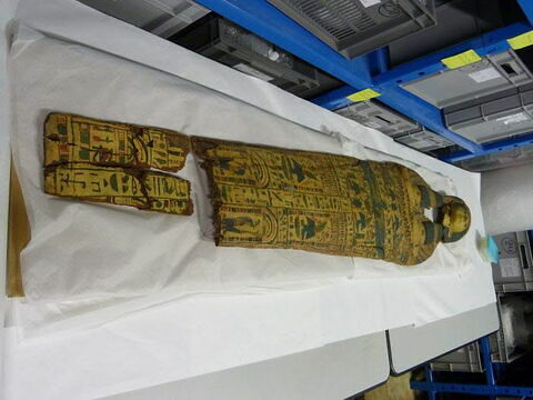 couvercle de sarcophage  ; couverture de momie  ; fragments