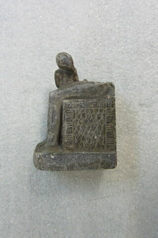 figurine d'Isis allaitant, image 3/3