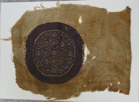 tissu ; médaillon décoratif, image 1/1