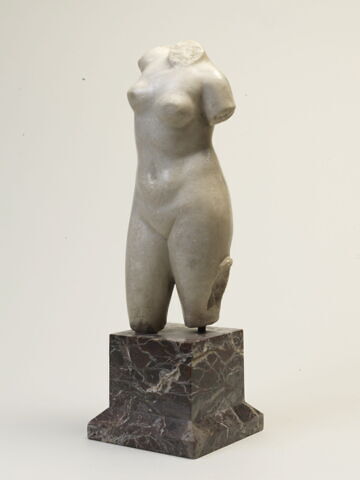 statue ; fragment, image 2/4