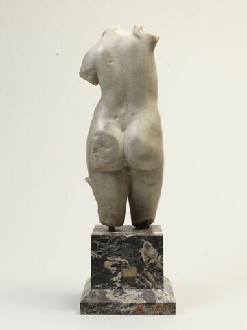 statue ; fragment, image 1/2