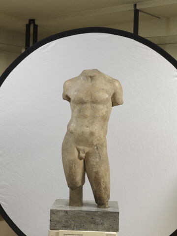 statue ; fragment, image 1/3