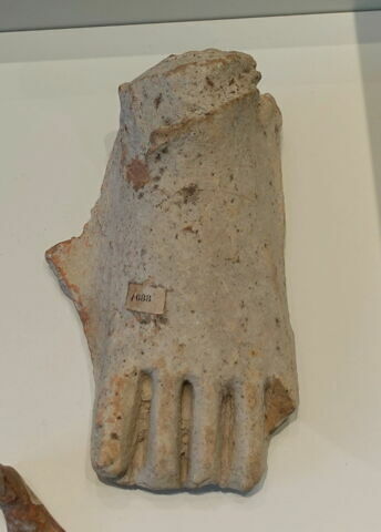 statue ; fragment, image 2/2