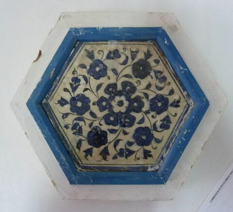 Carreau hexagonal à décor de fleurs