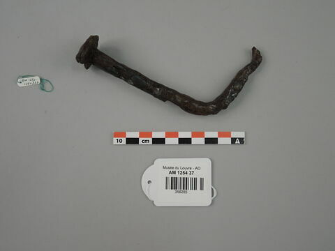 arme  ; outil  ; clou, image 1/1