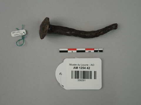 arme  ; outil  ; clou, image 1/1