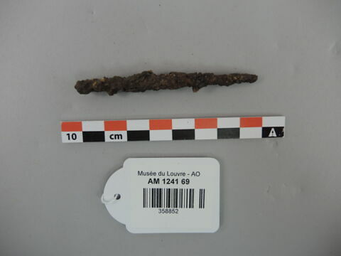 arme  ; pointe de flèche  ; fragment