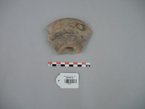 vase ; fragment, image 2/2