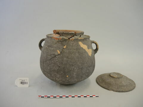 vase ; couvercle ; os ; fibule, image 3/5