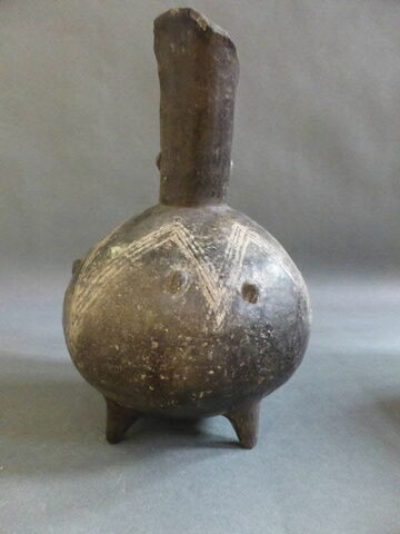 vase, image 2/2