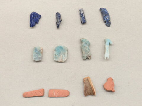 amulette  ; dépôt de fondation, image 2/2