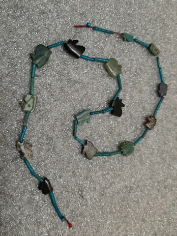 collier ; perle tubulaire ; amulette oudjat