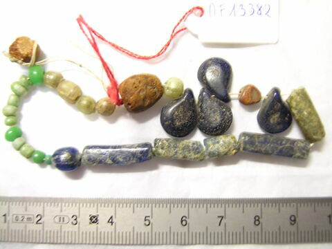 collier ; perle tubulaire ; perle sphérique ; perle irrégulière, image 2/2