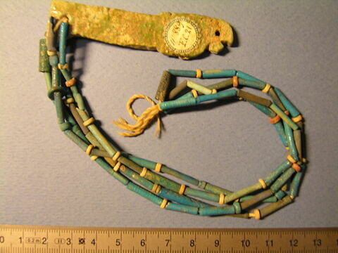 collier à pendentif ; collier à 2 rangs ; perle tubulaire ; amulette