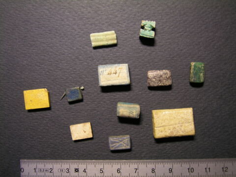 perles  ; perle en pastille rectangulaire ; perle cylindrique, image 1/1