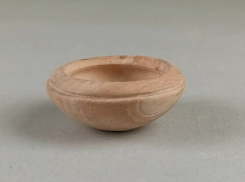 vase ; coupelle à lèvre surélevée