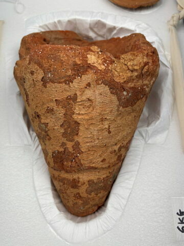 bouchon de jarre conique ; couvercle de vase ; empreinte de sceau