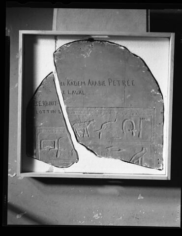 moulage ; stèle  ; Moulage d'une stèle fragmentaire de Sérabit el-Khadim