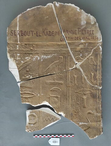 moulage ; stèle  ; Moulage de fragments de la face ouest de la stèle IS 198 de Sérabit el-Khadim