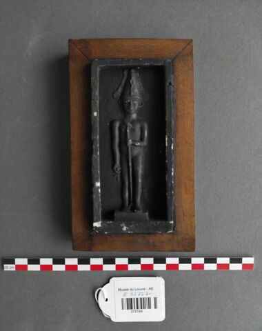 Moulage d'une plaque décorée d'une figure d'Osiris